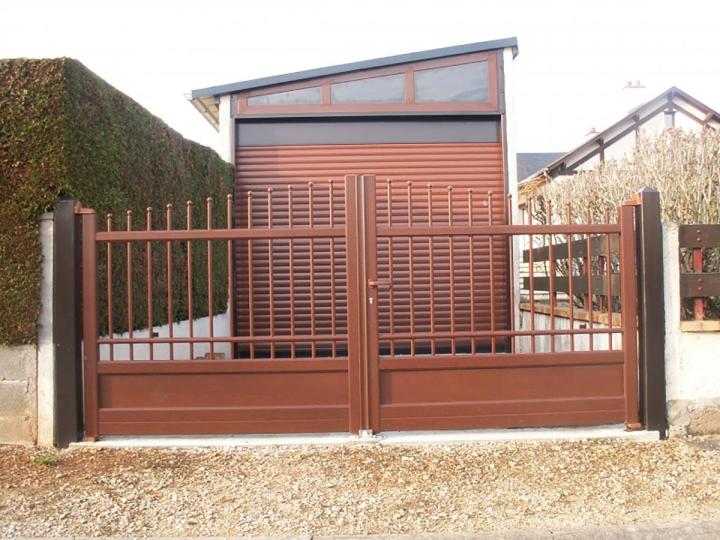 Installation de porte de garage sur mesure.